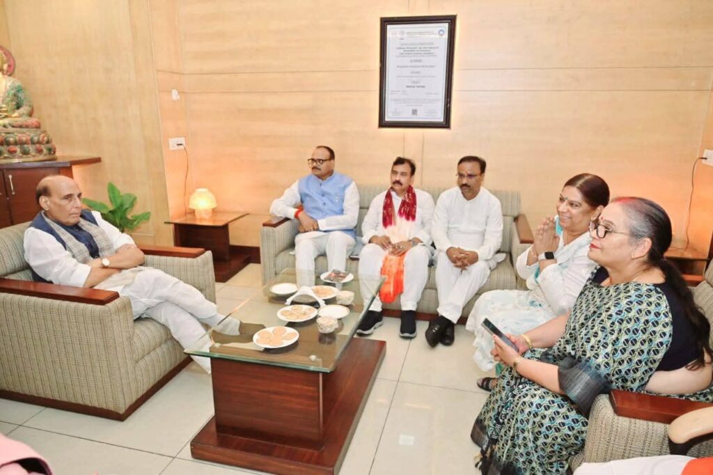 कुर्सी सत्ता का सुख नहीं, सेवा की चौकी है: राजनाथ सिंह