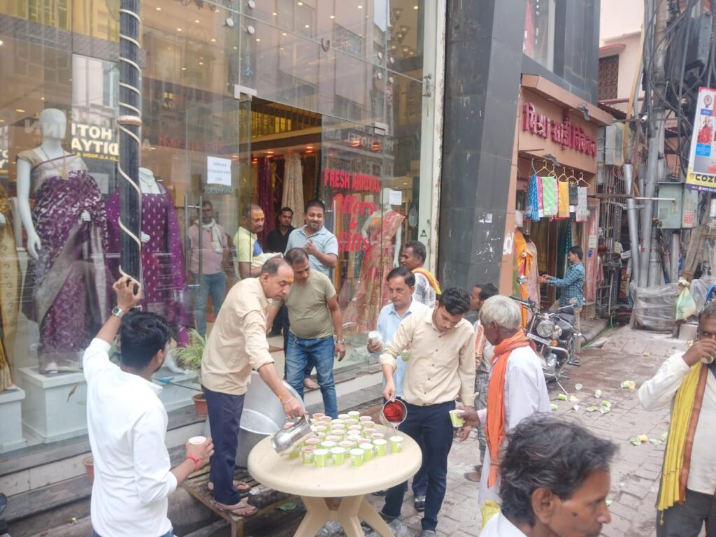 गौदौलिया श्री बनारसी साड़ी शोरूम बना सेवा की मिशाल