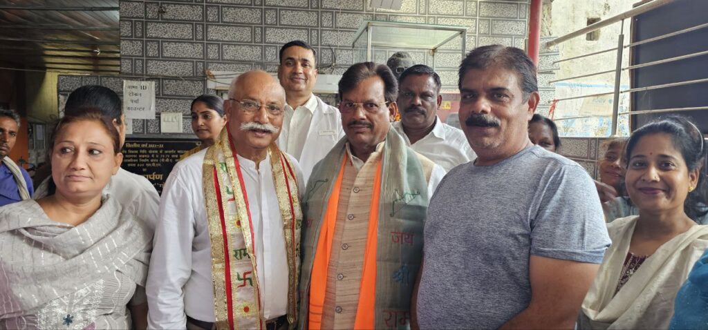 राजनाथ सिंह का जन्मदिन मनाया सेवा कार्यों के साथ, मरीजों में बांटे फल