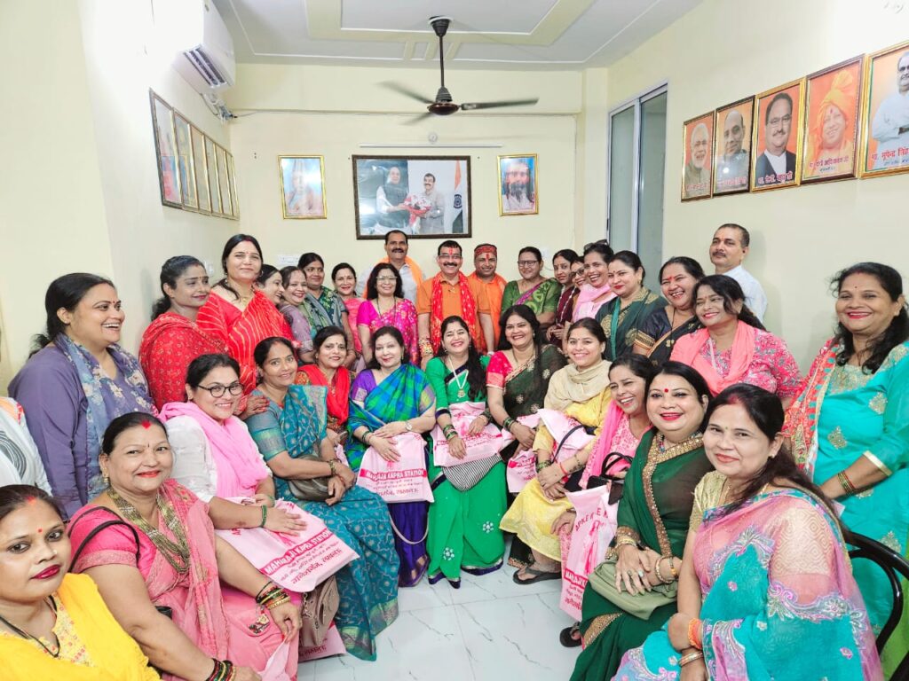 रक्षाबंधन के पावन पर्व पर लखनऊ महानगर अध्यक्ष आनंद द्विवेदी ने बहनों से बंधवाई राखी