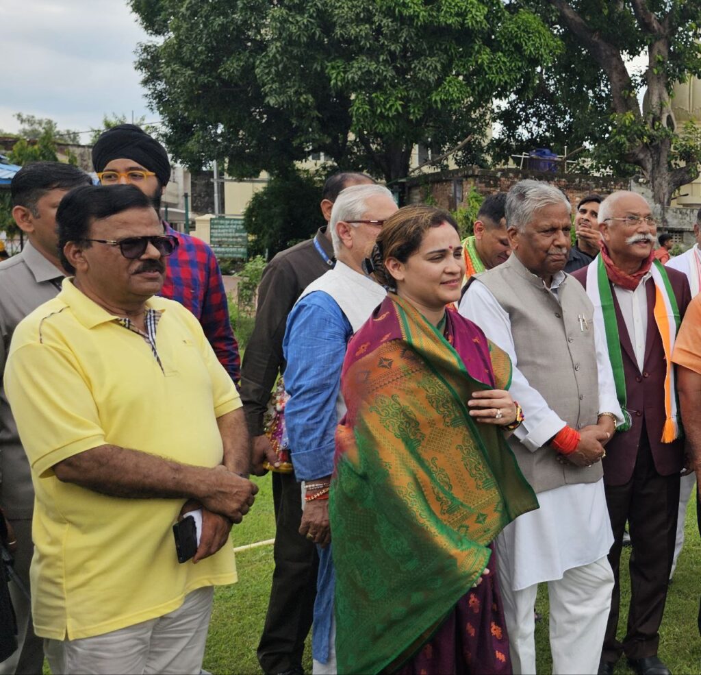 राष्ट्रीय सनातन महासंघ, संस्कृतभारतीन्यास, महानगर विस्तार जनकल्याण समिति व वारियर्स डिफेंस एकेडमी ने संयुक्त रूप से निकाली तिरंगा यात्राअप्रेशन सिंदूर के जयघोष के साथ हुआ भव्य झंडारोहण समारोह- उपस्थित रहे धार्मिक, सामाजिक, राजनैतिक हस्तियां