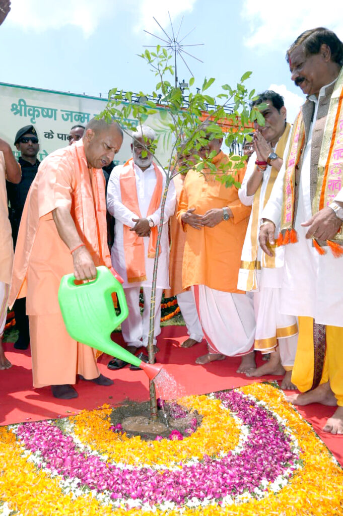 मुख्यमंत्री योगी आदित्यनाथ ने मथुरा में श्रीकृष्ण जन्माष्टमी पर किया पूजन