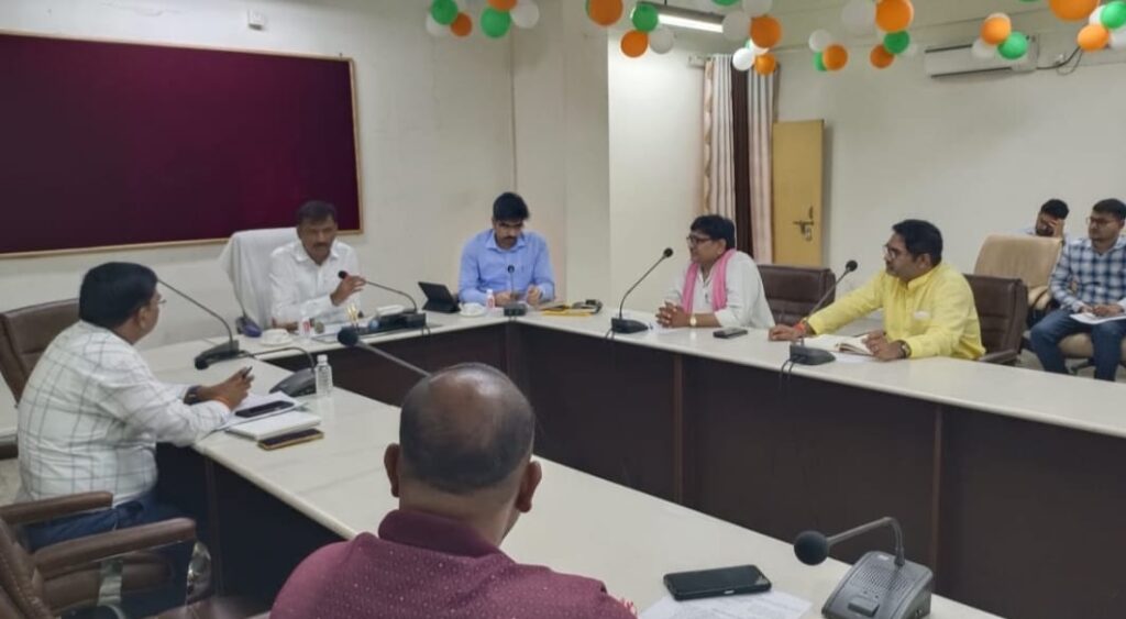 जिला निर्वाचन अधिकारी की अध्यक्षता में राजनीतिक दलों के प्रतिनिधियों के साथ बैठक संपन्न