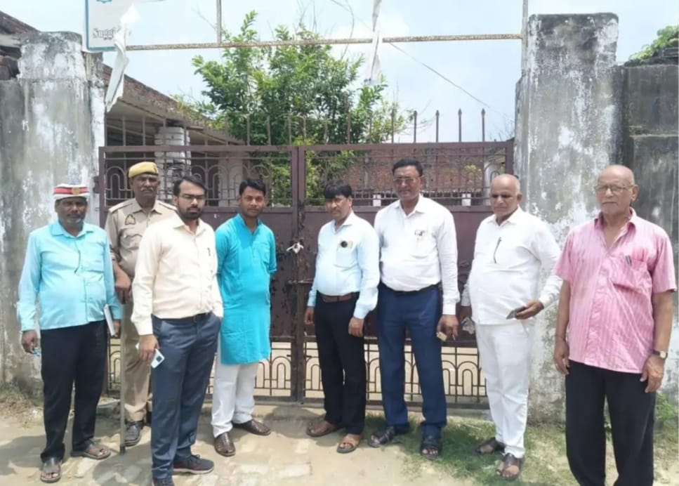 बिना मान्यता के संचालित तीन स्कूल सील, बच्चों को लौटाया गया