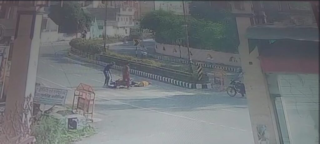 सुबह टहलने निकली महिला को तेज रफ्तार बाइक सवार ने मारी जोरदार टक्कर, हालत गंभीर