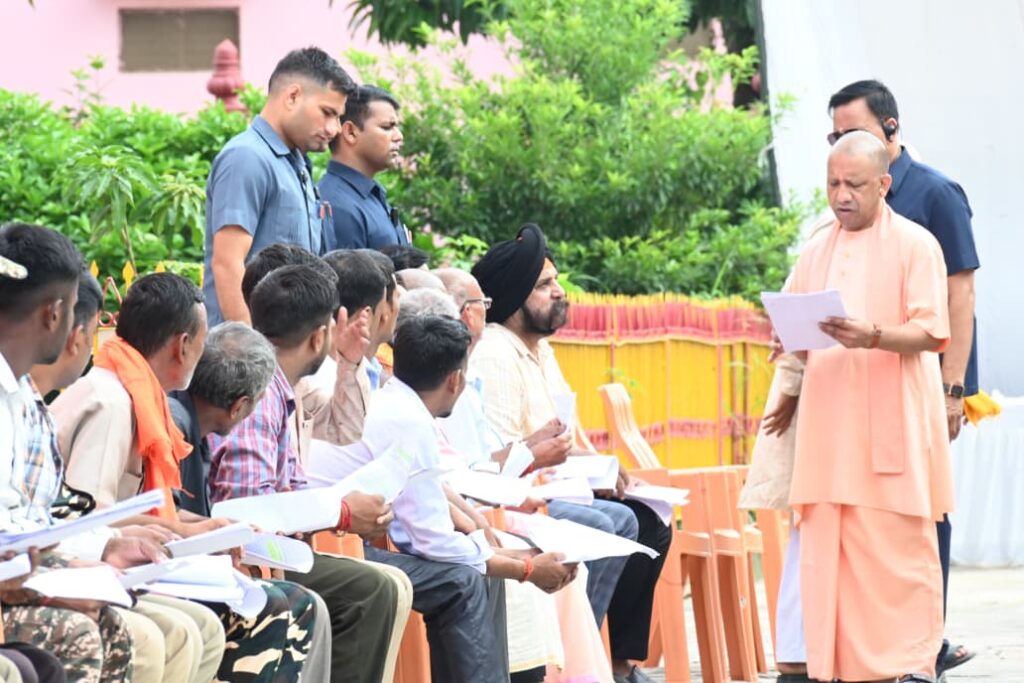 गोरखपुर: गोरखनाथ मंदिर में जनता दर्शन, CM योगी ने सुनीं फरियादें , अधिकारियों को मौके पर दिए सख्त आदेश