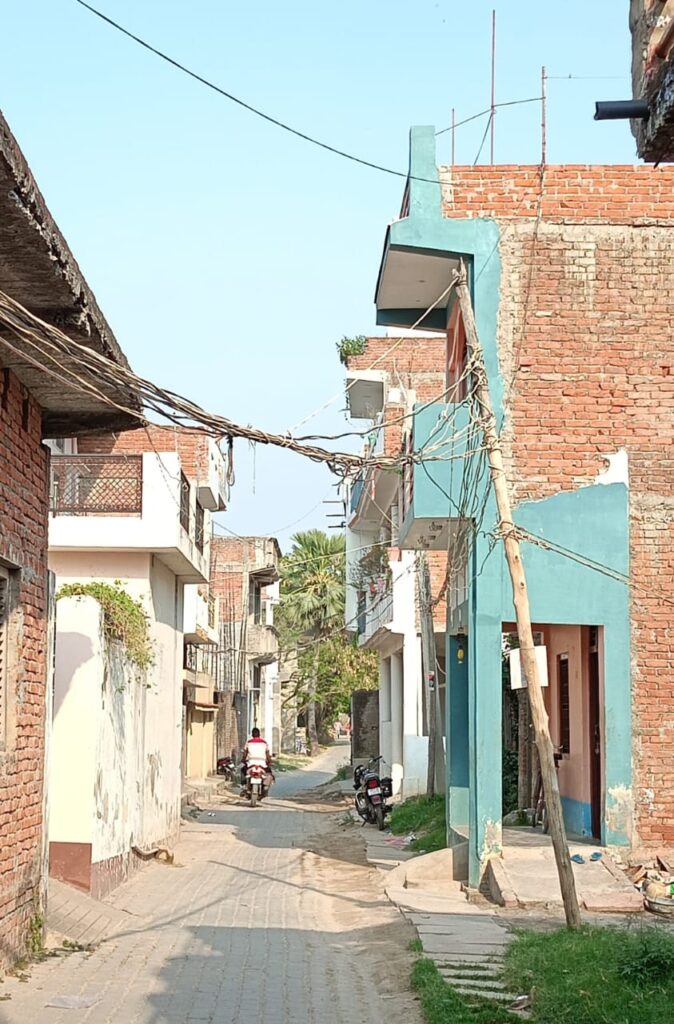 लटकते विद्युत तार बन रहे मौत का जाल