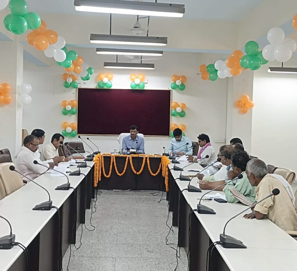 मतदेय स्थलों के संभाजन को लेकर जिला निर्वाचन अधिकारी की बैठक संपन्न