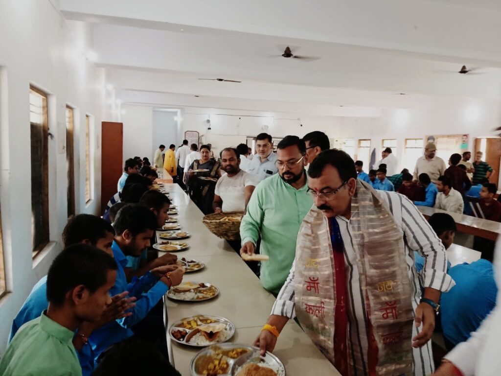 नीरज सिंह का जन्मदिन धार्मिक अनुष्ठानों और सामाजिक सेवा के बीच उल्लासपूर्वक मनाया गया