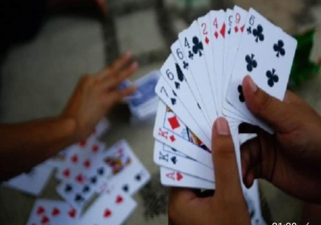 कैंट रेलवे जंक्शन के सामने पार्किंग में खुलेआम खेला जा रहा जुआ, वीडियो वायरल