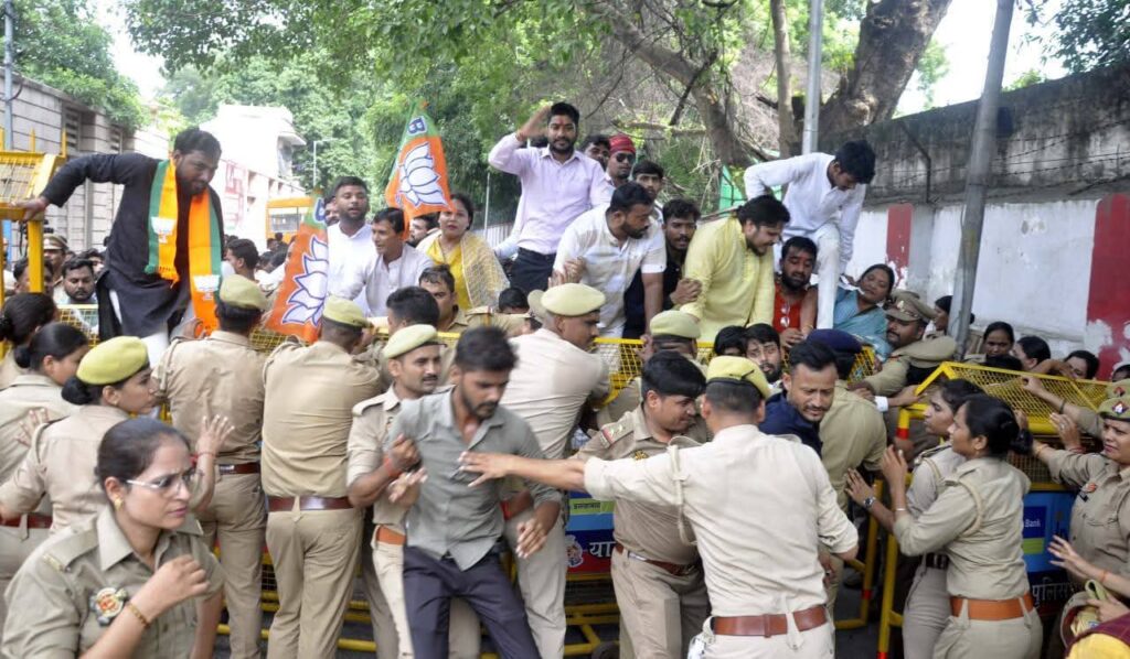 बिहार में इंडी गठबंधन (कांग्रेस) द्वारा प्रधानमंत्री मोदी की मां के लिए की गई अभद्र टिप्पणी पर भाजपाइयों का विरोध प्रदर्शन