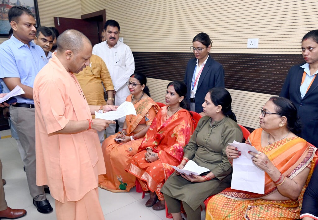 वाराणसी सर्किट हाउस में सीएम योगी आदित्यनाथ का जनता दर्शन,