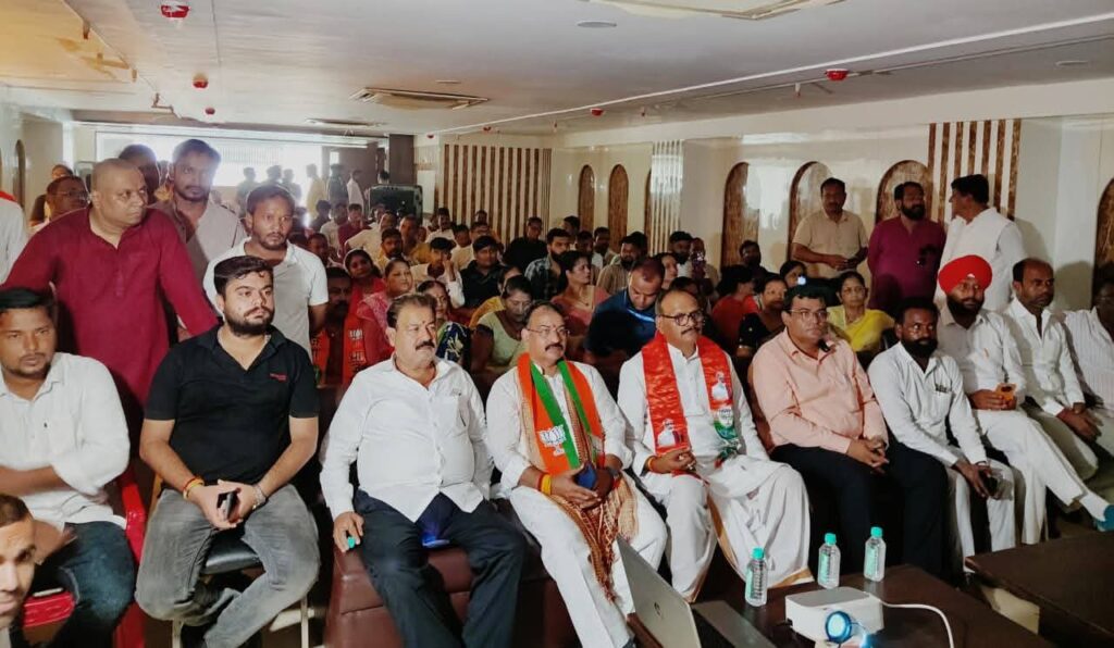 उपमुख्यमंत्री बृजेश पाठक और कार्यकर्ताओं ने बूथ स्तर पर सुना प्रधानमंत्री का "मन की बात"