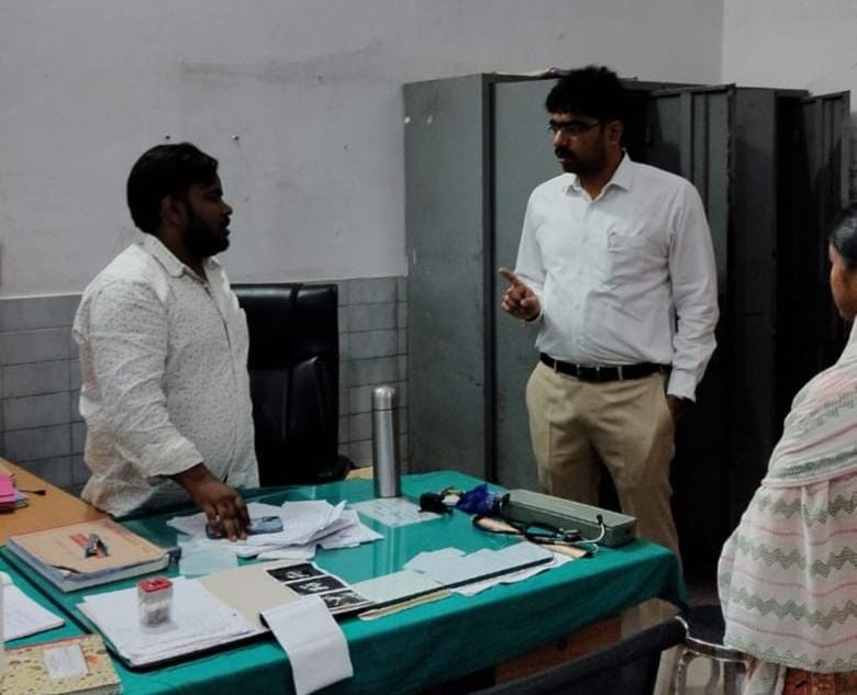 अपर जिलाधिकारी ने जिला अस्पताल का किया आकस्मिक निरीक्षण गंदगी,