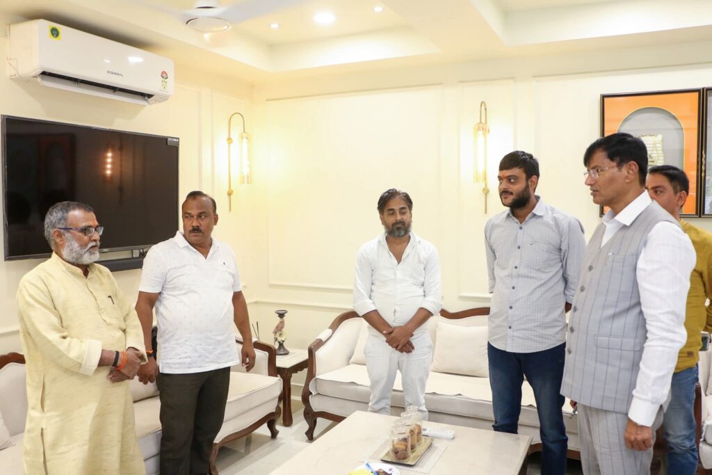 पवन सिंह चौहान ने जन दर्शन में सुनी जनता की पीड़ा, त्वरित समाधान के दिए निर्देश