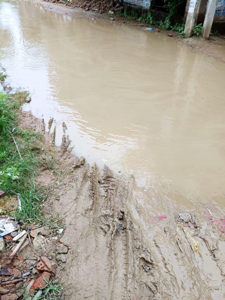 गौमतीनगर एक्सटेंशन में सड़क बनी जानलेवा, स्कूल वैन पलटी — नागरिकों में आक्रोश, धरना प्रदर्शन की चेतावनी