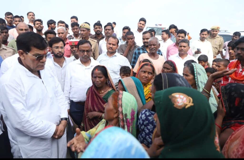 बाढ़ प्रभावित क्षेत्रों का ऊर्जा मंत्री ए. के. शर्मा ने किया निरीक्षण, कटान रोकने और राहत कैंप लगाने के दिए निर्देश