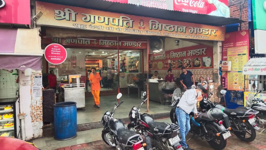 "₹15 का समोसा खरीदा, चटनी मांगी तो बोला – तेरी औकात नहीं है!" — लखनऊ की गणपति स्वीट्स ने पार की बदतमीज़ी की हदें, ग्राहक सम्मान का खुलेआम अपमान