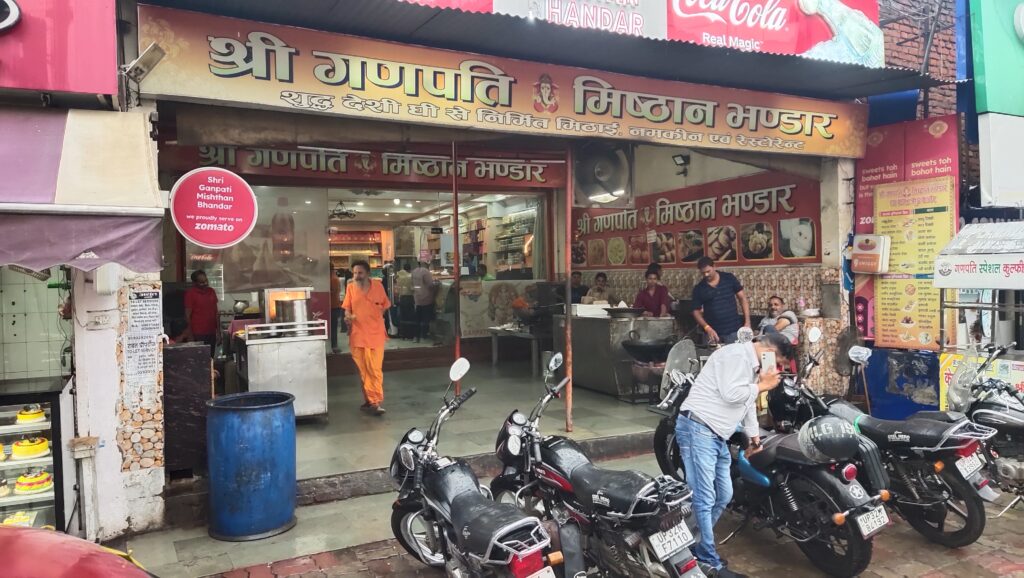 गणपति स्वीट्स का घमंड और अभद्रता पहुँची चरम पर, ₹15 में समोसा खरीदा तो चटनी मांगने पर मिली तिरस्कार की भाषा