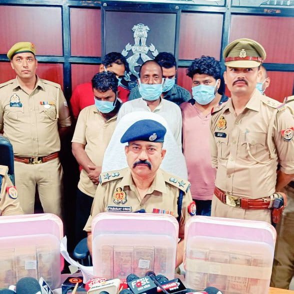 हापुड़ पुलिस की बड़ी सफलता: 78 लाख के पुराने नोटों के साथ छह आरोपी गिरफ्तार