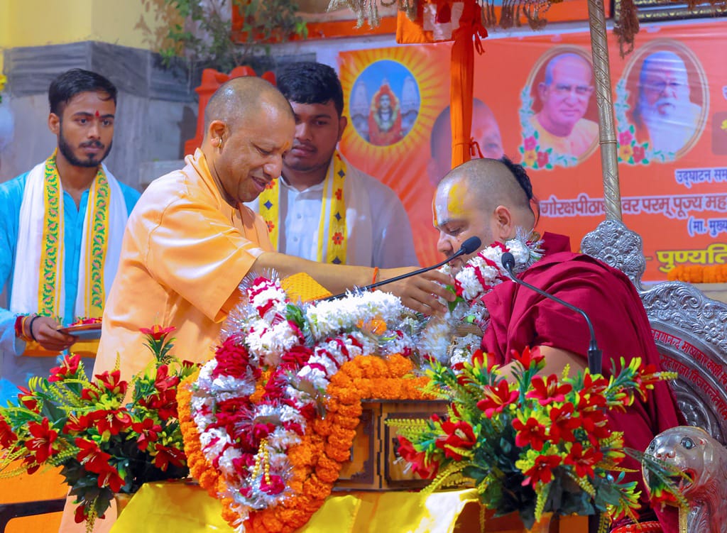 "हर हाल में धर्म और राष्ट्र के प्रति अडिग रहना ही जीवन का सत्य" – गोरखनाथ मंदिर में गरजे CM योगी