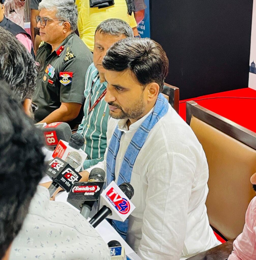 लखनऊ के युवाओं को नीरज सिंह का तोहफ़ा