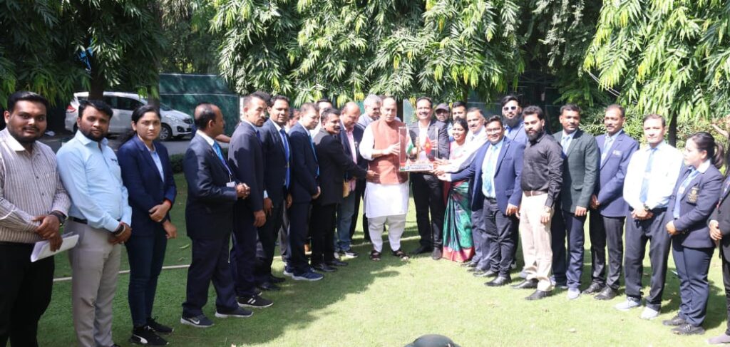 रक्षा मंत्री राजनाथ सिंह से मिले वोवीनाम एसोसिएशन ऑफ इंडिया के राष्ट्रीय अध्यक्ष प्रवीण गर्ग