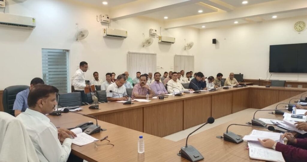 कर-करेत्तर राजस्व वसूली की समीक्षा बैठक, जिलाधिकारी ने दिए सख्त निर्देश