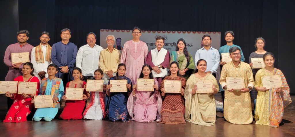 लखनऊ में गूंजे भजन और ग़ज़ल के स्वर, युवा प्रतिभाओं ने दिखाई कला की नई दिशा