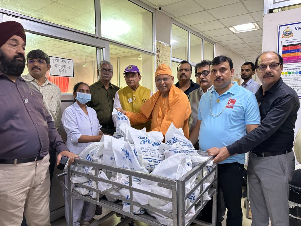 18 यूनिट रक्तदान एवं 200 मरीजों को फल वितरण कर मनाया जन्मदिन