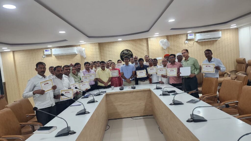 उत्कृष्ट कार्य करने वाले शिक्षकों को सीडीओ ने किया सम्मानित