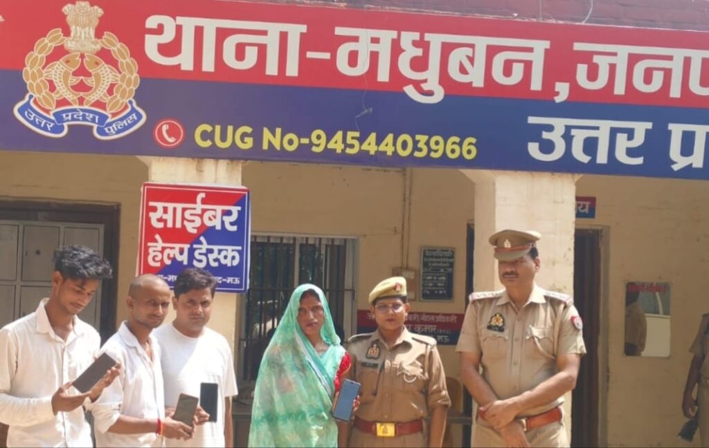 80 हजार रूपये मूल्य के चार मोबाइल बरामद कर पुलिस ने वास्तविक मालिकों को सौंपे,