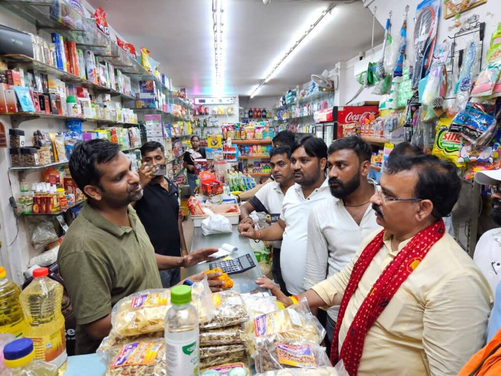 आत्मनिर्भर भारत के लिए स्वदेशी अपनाओ संकल्प के साथ मंत्री एके शर्मा और अध्यक्ष आनंद द्विवेदी ने बाजारों में संपर्क अभियान चलाया