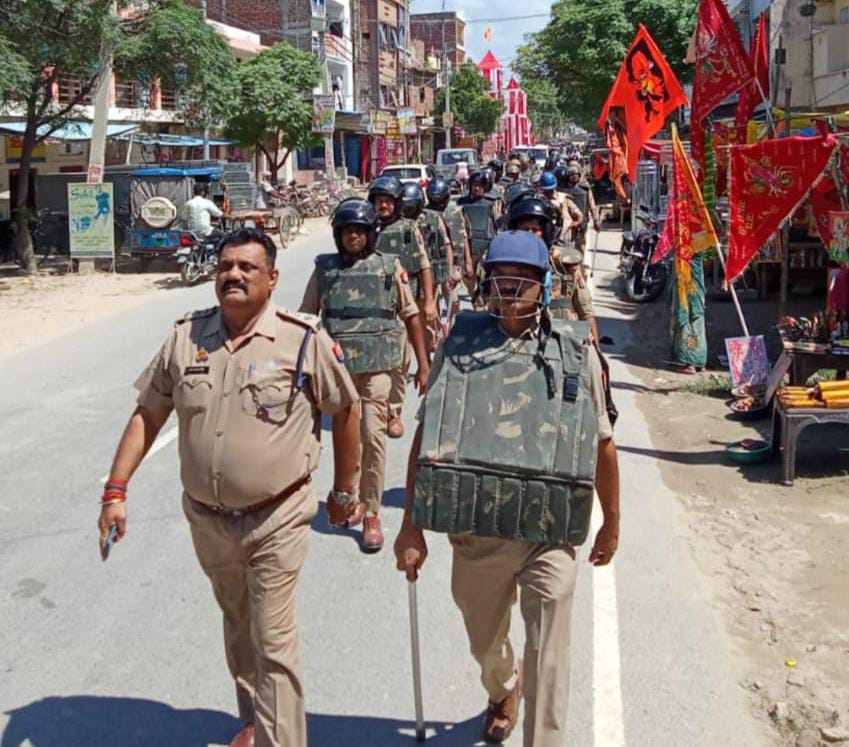 नवरात्र-दशहरा पर्व पर मधुबन पुलिस का फ्लैग मार्च, अमन बिगाड़ने वालों पर होगी सख्त कार्रवाई
