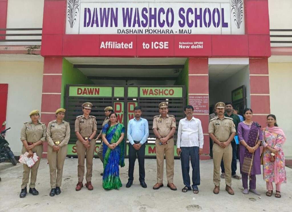 मऊ: डॉन वास्को स्कूल में छात्राओं को अधिकार और सुरक्षा की जानकारी देकर किया सशक्त