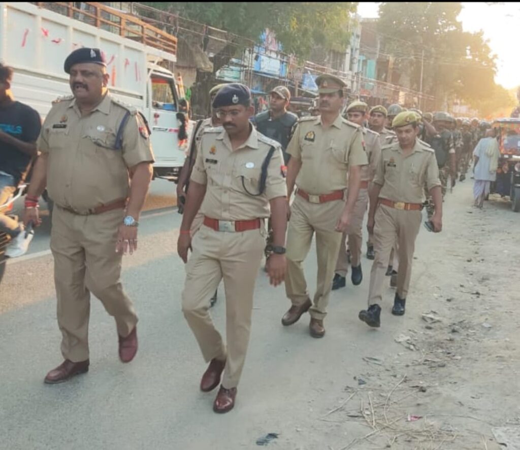शांति और सुरक्षा का संदेश देते हुए पुलिस अधीक्षक इलामारन ने किया रूट मार्च