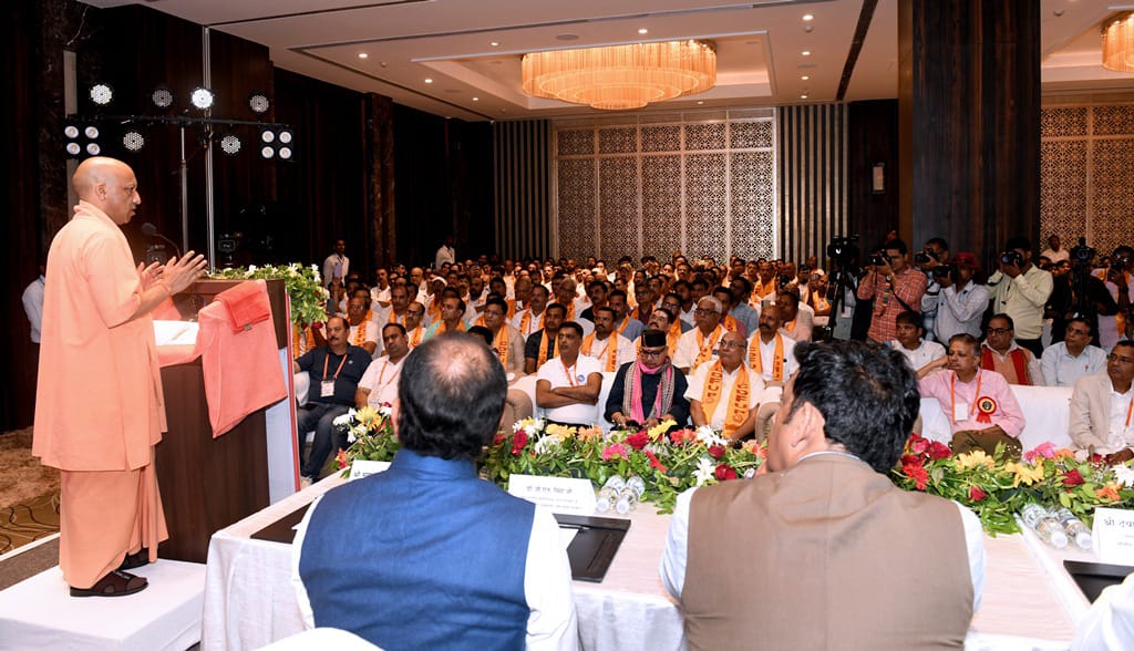 CM yogi गोरखपुर में केमिस्ट्स एण्ड ड्रगिस्ट्स फेडरेशन उत्तर प्रदेश की वार्षिक बैठक एवं शैक्षणिक कार्यशाला में शामिल