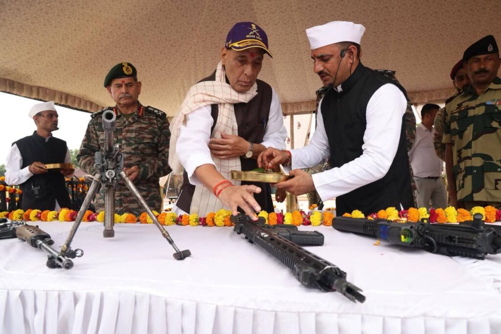 रक्षा मंत्री की दहाड़! भुज से पाकिस्तान को ललकार: 'हिमाकत की तो नक्शा बदल देंगे!'