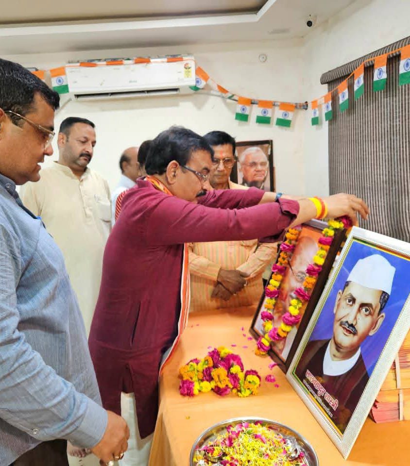 उपमुख्यमंत्री बृजेश पाठक ने महात्मा गांधी और लाल बहादुर शास्त्री की प्रतिमा पर पुष्पांजलि अर्पित की