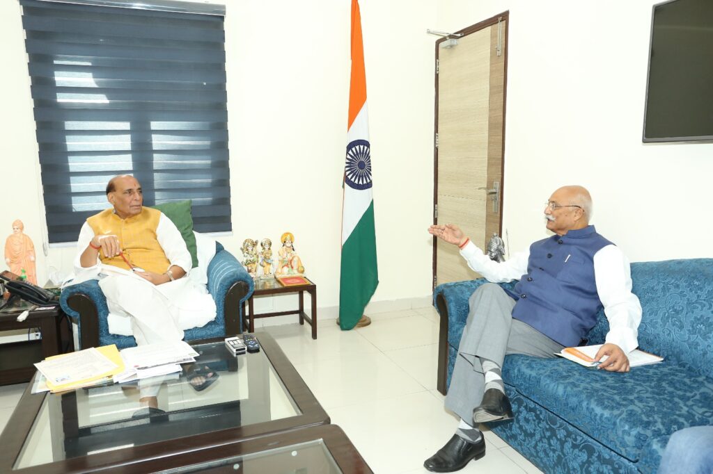 रक्षा मंत्री राजनाथ सिंह से 'समर्पण वृद्धाश्रम न्यास' के प्रबंधन सदस्य की औपचारिक भेंट