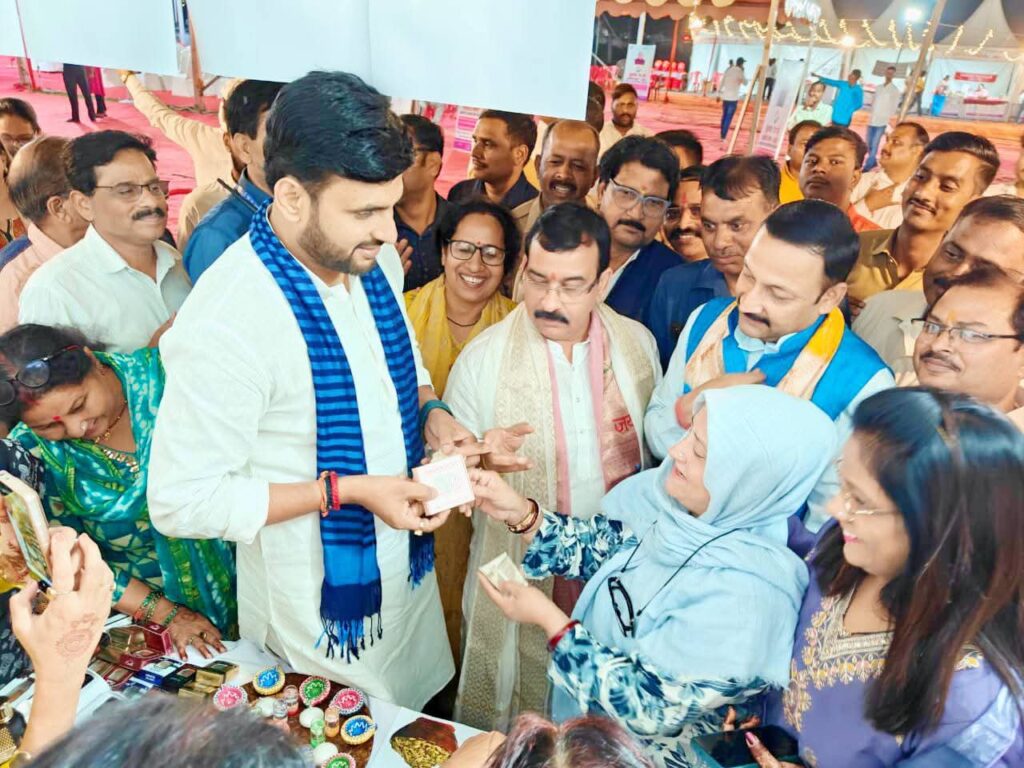 नीरज सिंह और आनंद द्विवेदी ने कार्यकर्ताओं के साथ स्वदेशी मेले में की खरीदारी