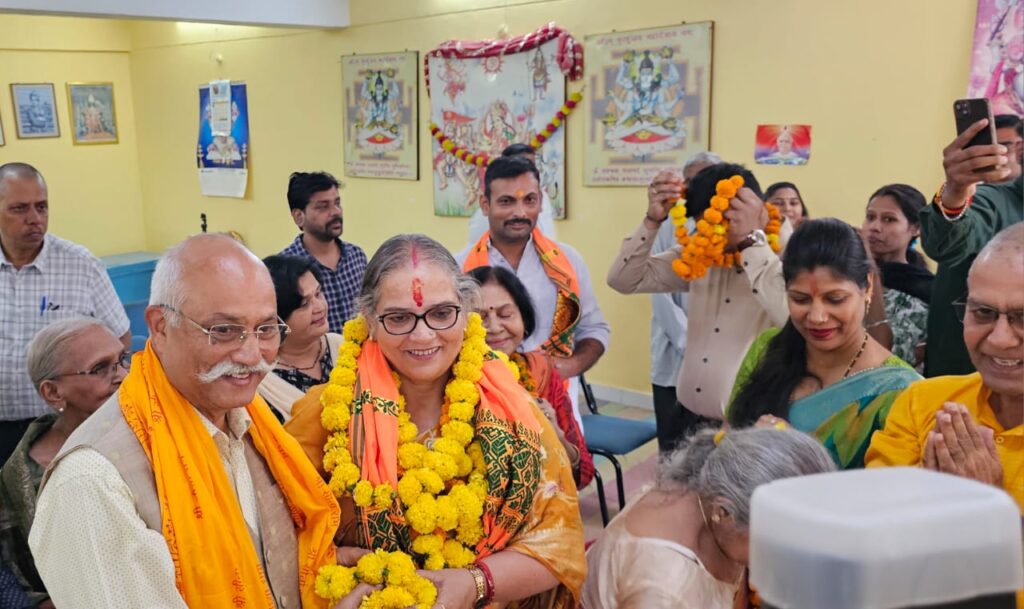 “महापौर सुषमा खर्कवाल ने दीपों के पर्व को बना दिया सेवा का संकल्प, "समर्पण" वृद्धाश्रम में वृद्धजनों संग मनाई दीपावली”