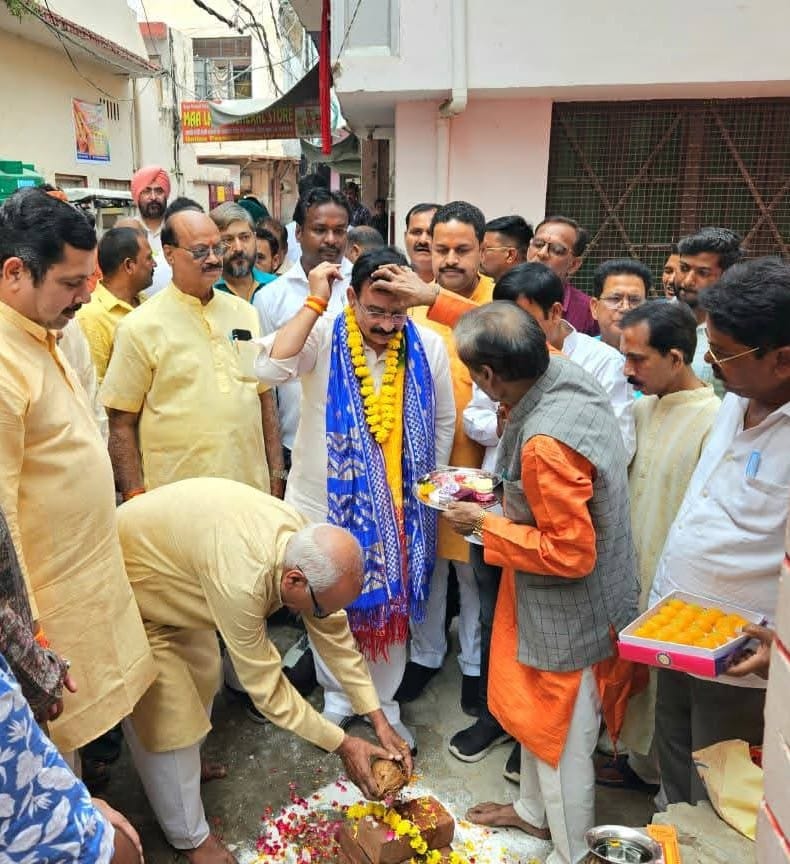 महानगर अध्यक्ष आनंद द्विवेदी ने हरिहर प्रसाद नगर में सड़क एवं नाली निर्माण कार्य का लोकार्पण किया