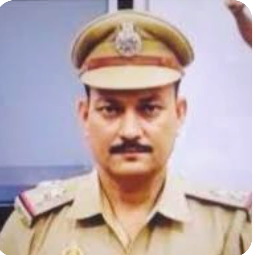 कर्तव्य पथ पर घायल हुए नगरा थानाध्यक्ष — डीजे ट्राली की चपेट में आकर लखनऊ रेफर