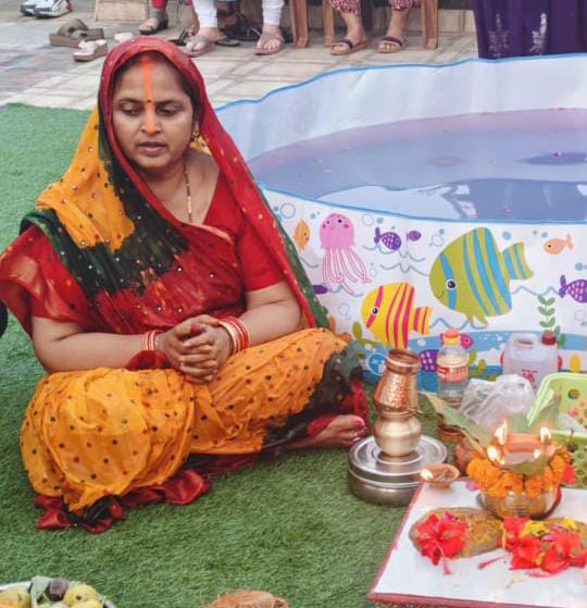 उगते हुए भगवान भास्कर को ब्रती महिलाओं ने दिया अर्घ्य, परिवार की सुख शांति की की कामना