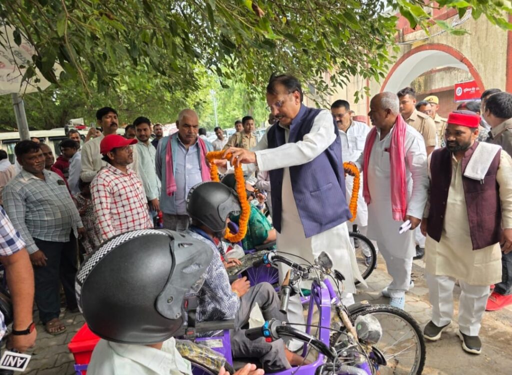 सपा सांसद राजीव राय ने बांटी मोटराइज्ड ट्राई साइकिल