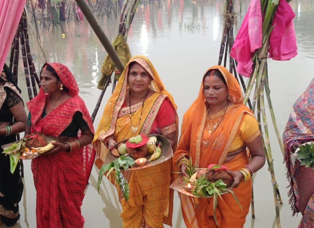 ब्रती महिलाओं ने उगते हुए भगवान भास्कर को दिया अर्घ्य,