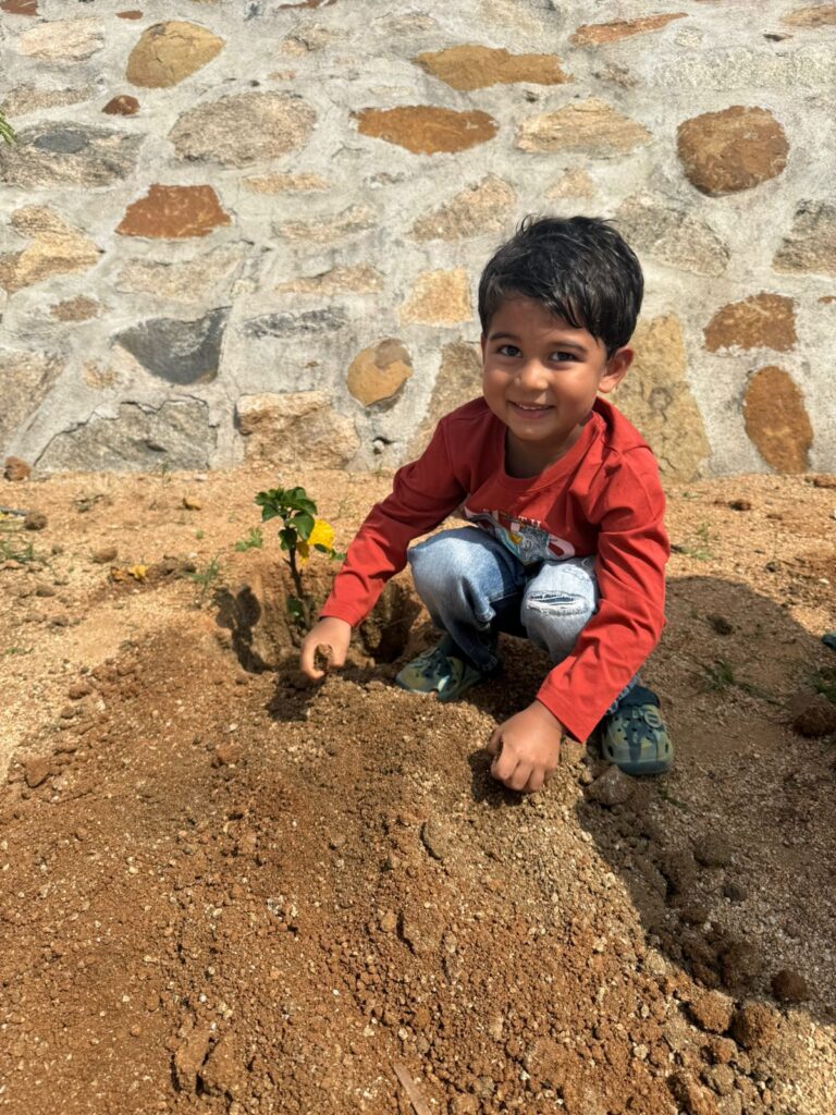 बच्चों और अभिभावकों ने शिवगिरी में लगाए 101 फलदार वृक्ष