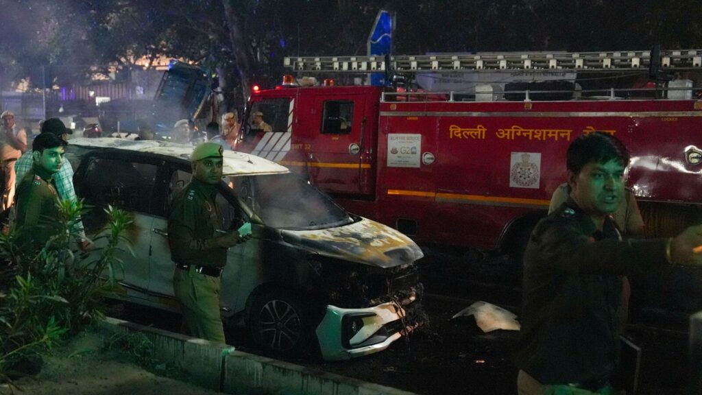 🚨 दिल्ली में दहशत — लाल किले के पास कार ब्लास्ट से हिली राजधानी, 12 की मौत, कई घायल