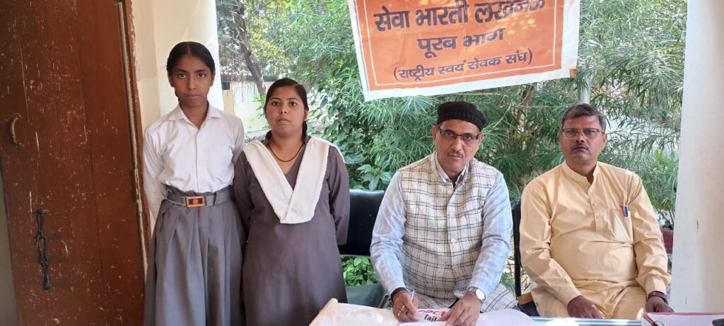 गरीब बच्चों की शिक्षा के लिए बढ़े मददगार हाथ,  बेटी की फीस भरने का दिया आश्वासन